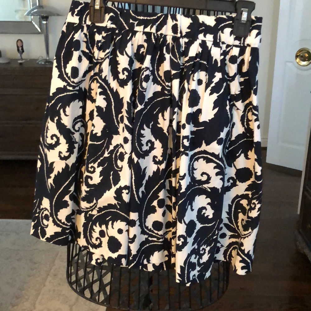 Super cute black and white dress with pockets.
